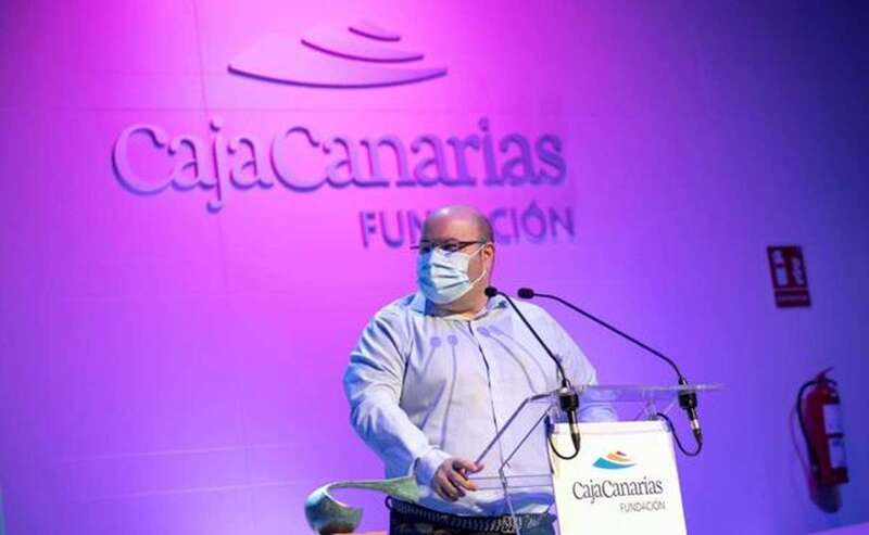 Pablo Alemán interviene en la gala de CajaCanarias junto a su premio de poesía Pedro García Cabrera/C7.