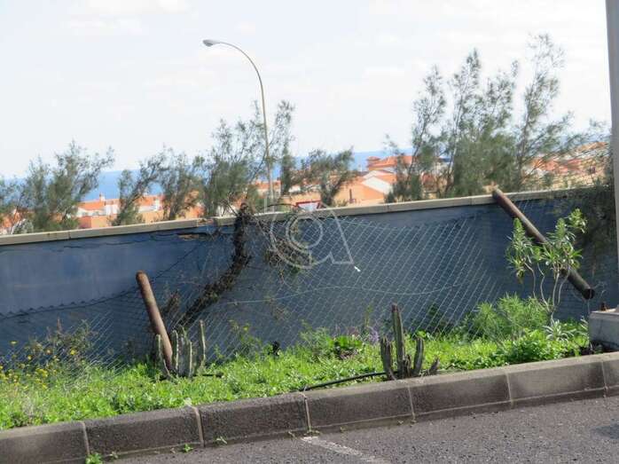Caida del vallado hacia adentro/TA.