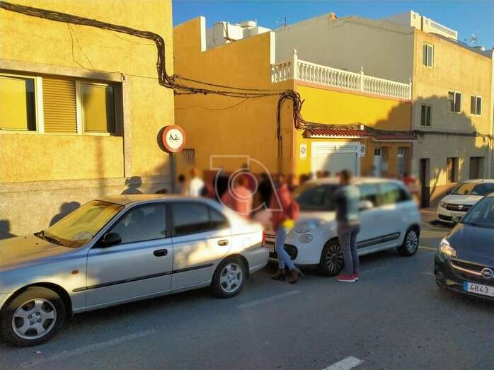 Los familiares se concentran junto al callejón de acceso / TA