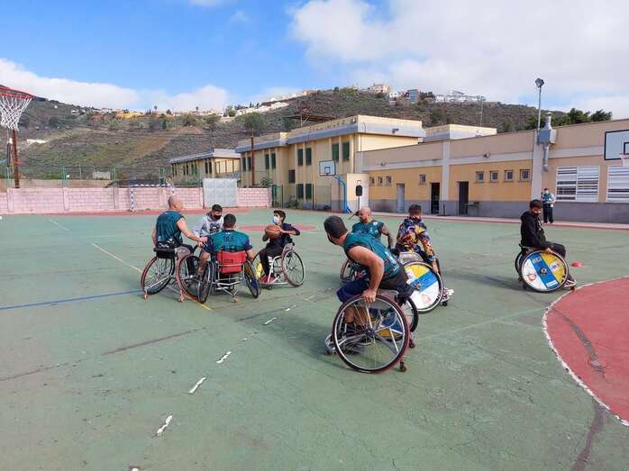 El alumnado participó en una exhibición de baloncesto en silla de ruedas / TA