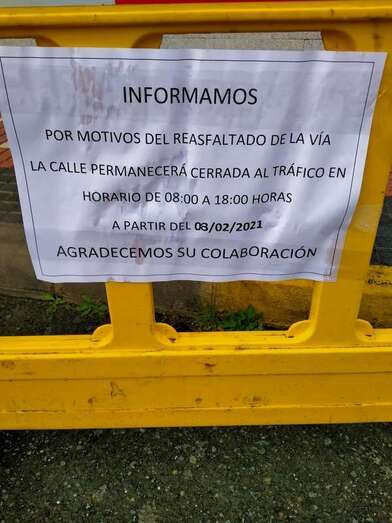 Cartel colocado por Vías y Obras en la calle de Alfonso de Armas Ayala fijando las obras para el día 8 de febrero/TA.