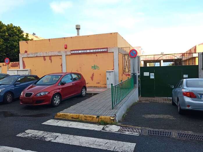 Entrada principal al CEIP León y Castillod/TA.