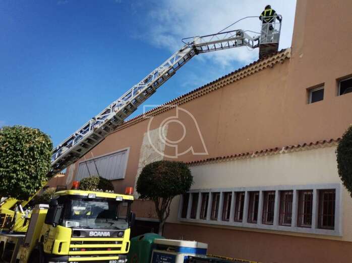 Intervención de los bomberos en el frontis del antiguo Instituto Laboral de Telde, hoy IES José Arencibia Gil/TA.
