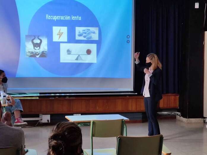 Momento de una de las charlas a cargo de la enfermera Carmen Girón/TA.