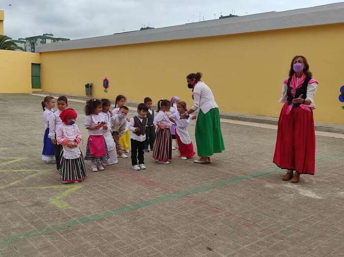 Momento de las actividades en el patio del colegio/TA.