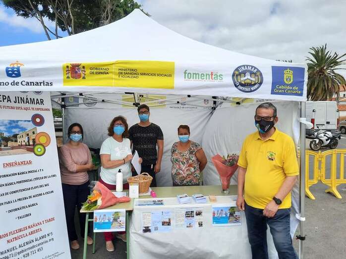 Imagen del stand que el CEPA montó en el mercadillo de Jinámar / TA