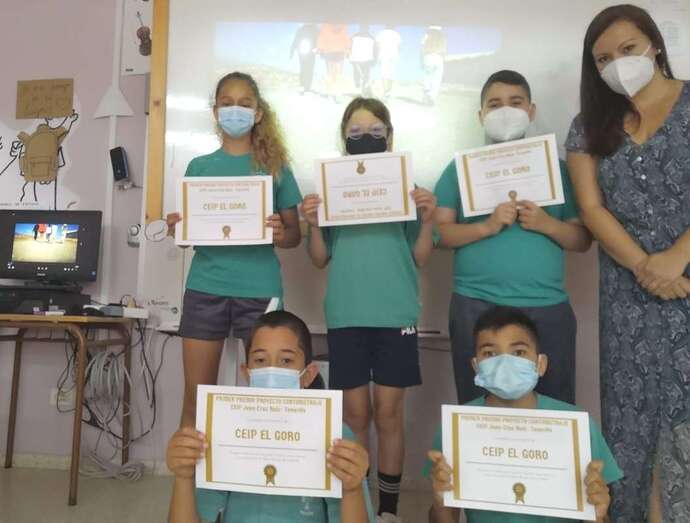 Los alumnos con su profesora muestran el diploma del primer premio/TA.