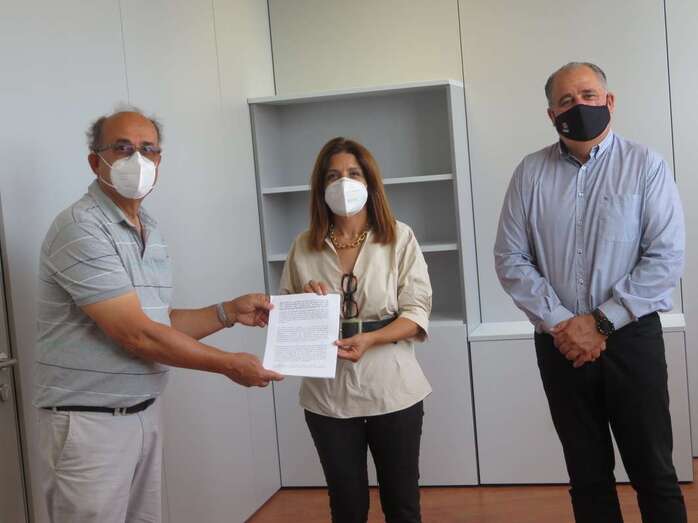 Momento de la entrega del escrito por parte de Julio Pérez Tejera a la alcaldesa y al concejal de Cultura/TA.