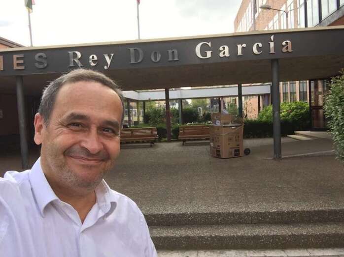 Antonio Hernández Lobro frente a la entrada al instituto riojano del que es nuevo director/TA.