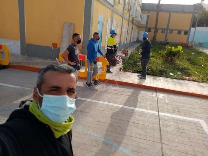 Los trabajadores hace unos minutos en el colegio/TA.