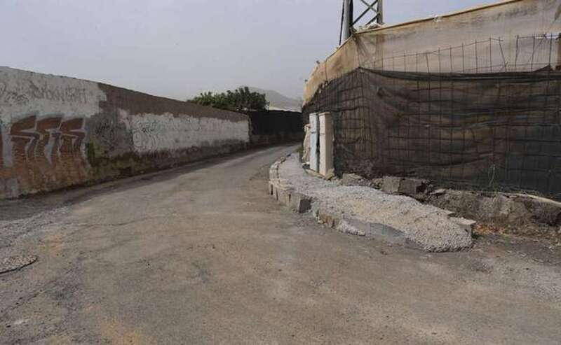 Imagen del obstáculo en cuestión que impide el paso de la guagua / TA