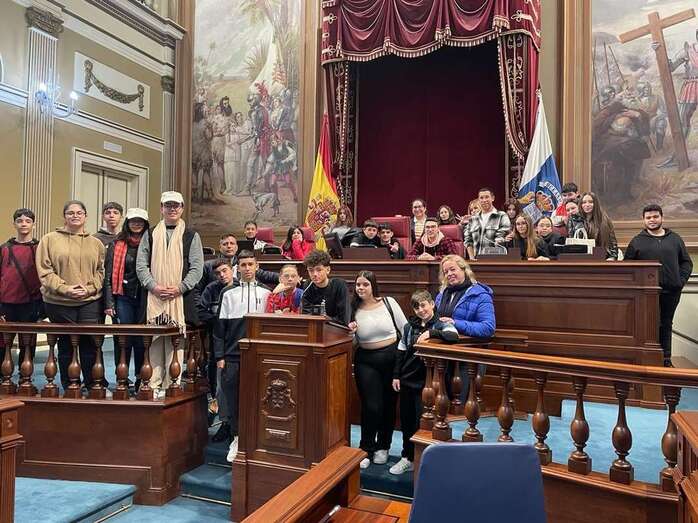 El grupo de alumnos  en la sala de Plenos de la Cámara regional con sus profesores/TA.