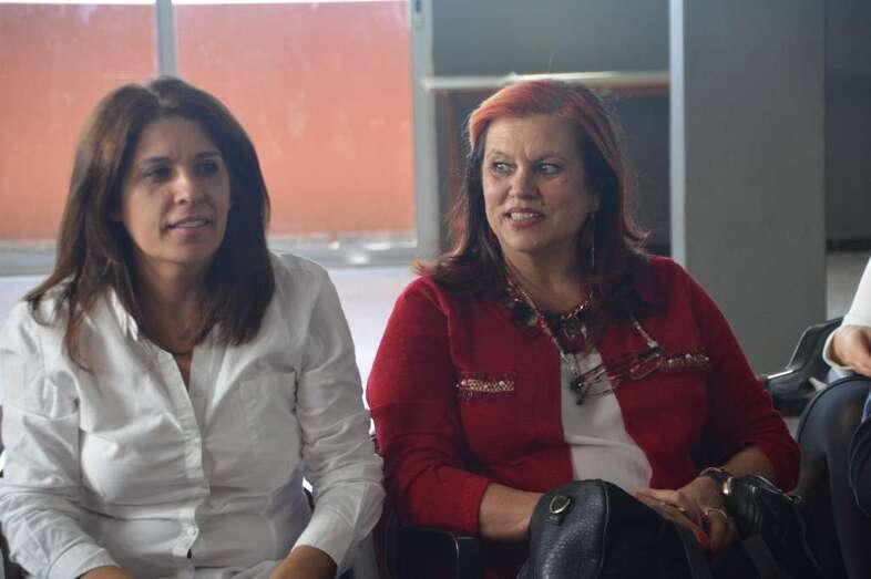 La alcaldesa Carmen Hernández y la concejala Saro Sosa, de CC (Foto TA)