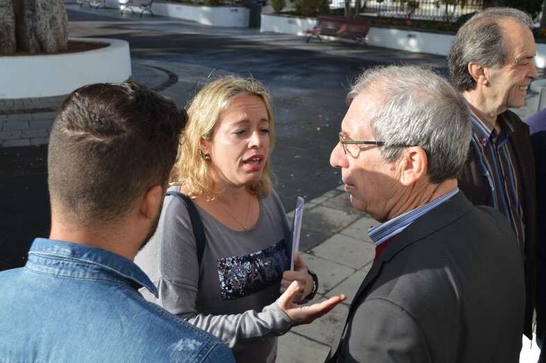 Ediles de la oposición en la plaza de San Juan, en una imagen reciente (Foto TA)