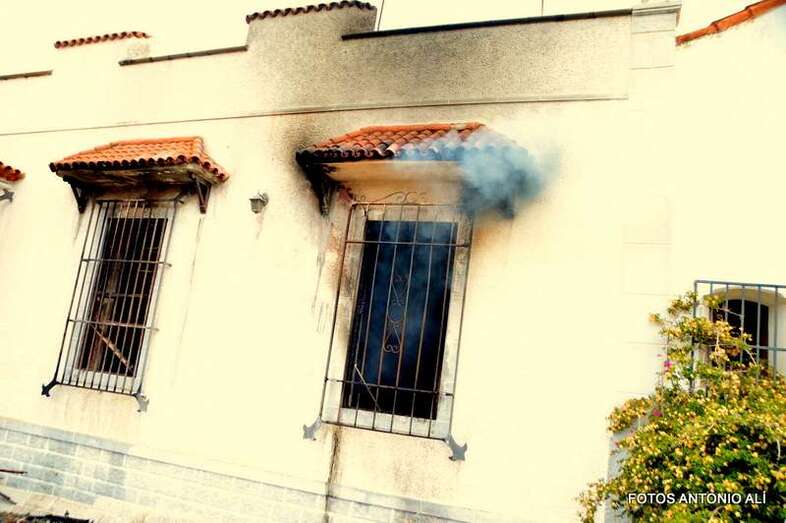El humo sale por las ventanas de la finca en el incendio que ayer se produjo en la vieja casona (Foto Antonio Alí)