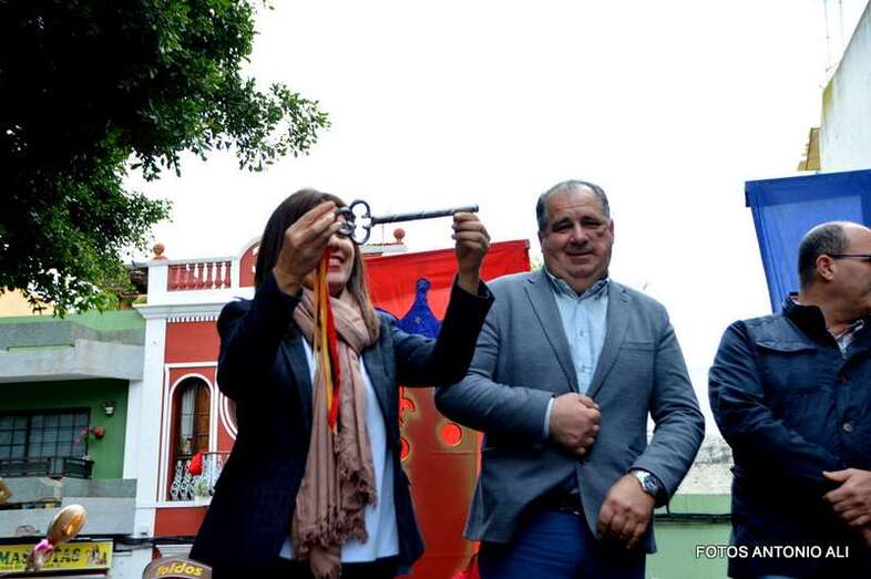 La alcaldesa con la llave de la ciudad, en el acto de recepción a los Reyes Magos en las pasadas Navidades (Foto TA)