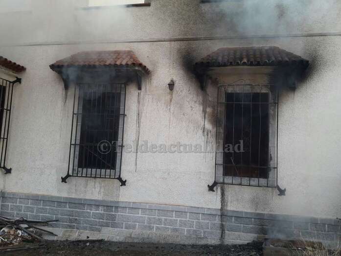Un incendio causó días atrás importantes daños a la casona de la finca (Foto TA)