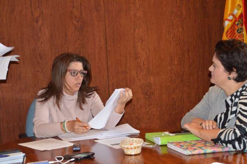 La alcaldesa Carmen Hernández y la concejala de Economía y Hacienda, Celeste López (Foto TA)