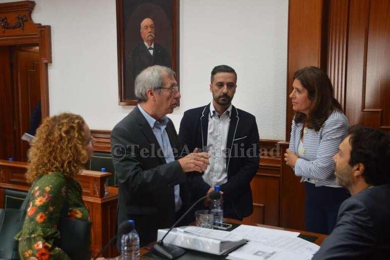 La alcaldesa Carmen Hernández charla con ediles de Ciuca tras el Pleno del presupuesto (Foto TA)