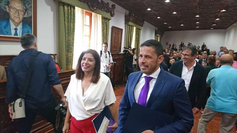 Carmen Hernández, actual alcaldesa y el vicealcalde Héctor Suárez, líderes de NC y CC, respectivamente, en el Pleno constituyente de la actual Corporación/TA. Carmen Hernández, actual alcaldesa y el vicealcalde Héctor Suárez, líderes de NC y CC, respectivamente, en el Pleno constituyente de la actual Corporación/TA.