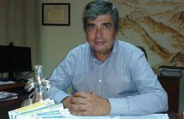 Juan Manuel Moragas, con un ídolo de Tara y varios boletos de apuestas (Foto TA)