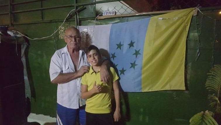 Manuel Trujillo, con uno de sus nietos (Foto Ignacio S. Acedo-C7)