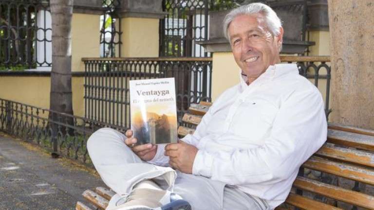 José Manuel Espiño, escritor y maestro, posa con su novela en San Juan (Foto Borja Suárez/C7)