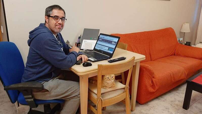 Antonio José Fernández trabajando en su domicilio con el ordenador (Foto TA)