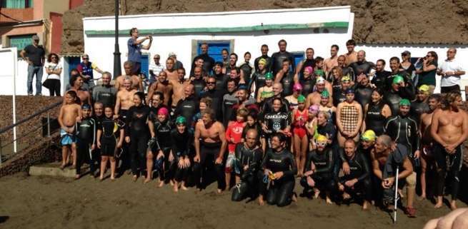 Grupo de participantes en la travesía tradicional entre Melenara y Salinetas (Foto TA)