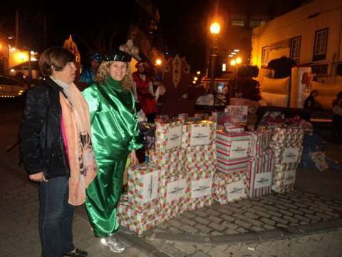 Momento de la entrega de cajas con juguetes a los Pajes Reales en San Gregorio (Foto TA)
