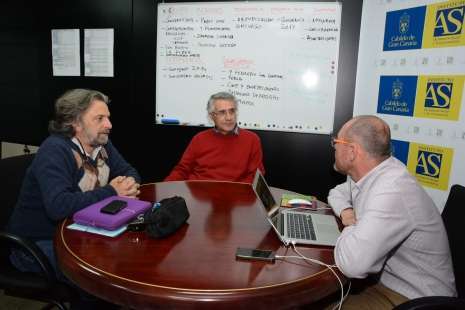 Momento de la reunión de José Miguel Álamo con Jorge Hernández, director de la Fundación Canaria Yrichen (Foto Acfi Press)
