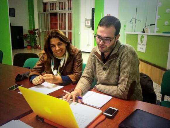 La presidenta y concejala de NC. Carmen Hernández, en la reunión con miembros del equipo de Redes Sociales de NC de Telde (Foto TA)