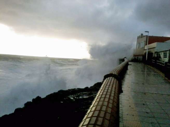 Olas que llegan hasta el paseo marítimo en La Garita (Foto Miguel Santana)