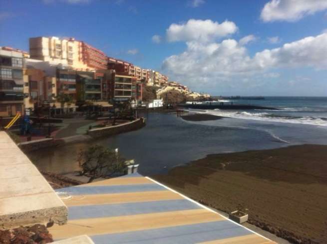 El fuerte oleaje ha provocado que el mar llegue hasta el paseo de Melenara (Foto TA)