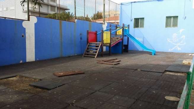 Estado en el que se encuentra el parque infantil de Casas Nuevas (Foto TA)