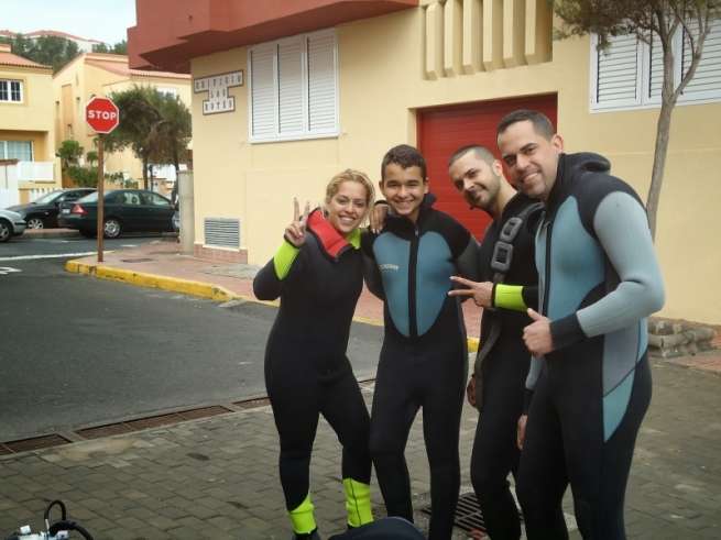 Grupo de personas que disfrutaron del bautismo de mar (Foto TA)