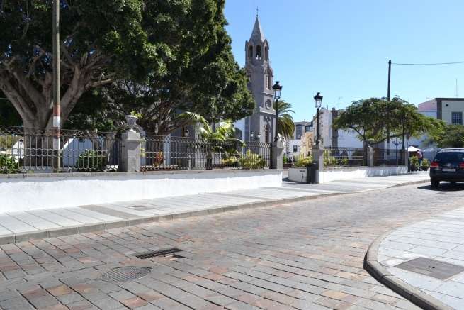Desperfectos en el adoquinado de la calle principal del núcleo histórico (Foto Daniel Ojeda)