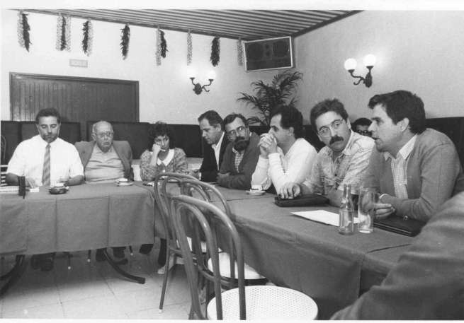 Momento de la rueda de prensa que ofreció en Telde Julio Anguita en marzo de 1989 (Foto Arcadio Suárez-C7)