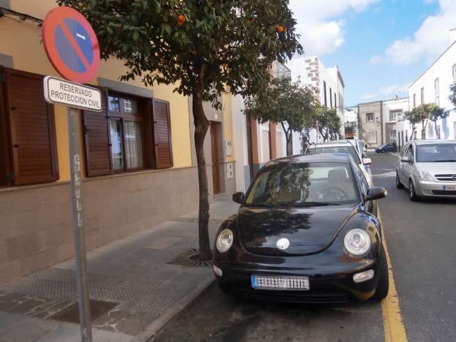 Vehñiculo particular de la concejala Gloria Cabrera, en el reservado de PC de la calle de Conde de la Vega Grande (Fot6o TA)