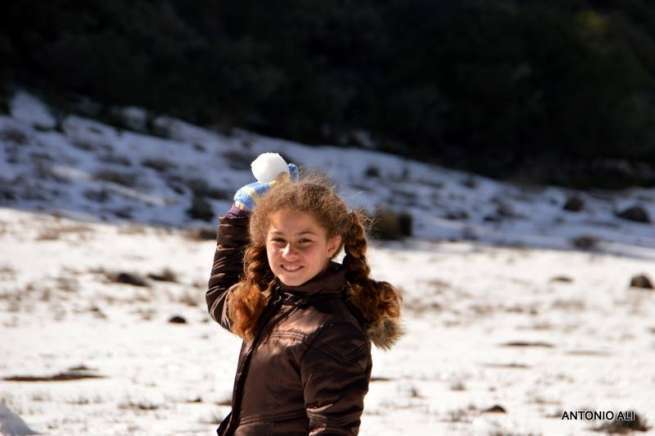Simpática de una niña en la cumbre de Telde, este lunes por la tarde (Foto Antonio Alí)