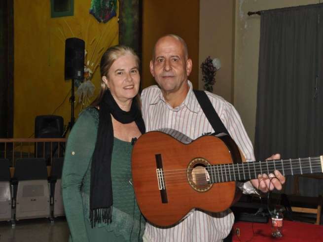 Momento de la actuación musical del dúo (Foto Agustín Cabrera)