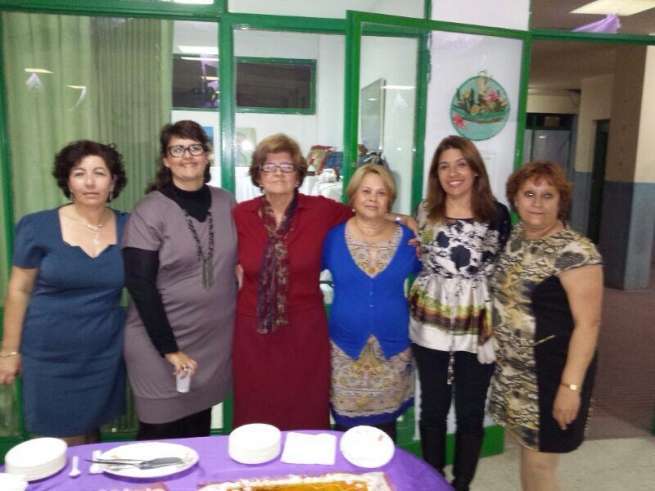 Las concejalas nacionalistas con miembros del colectivo de mujeres de Jinámar (Foto TA)