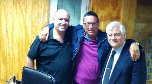 El cantante con David Hatchuell y Heriberto Álvarez, en los estudios de Radio Faycán (Foto TA)