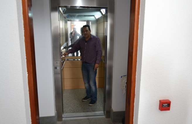 Un empleado municipal prueba el aparato (Foto Daniel Ojeda)