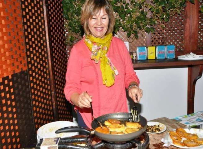 Tortillas de Carnaval, elaboradas durante el baile de este viernes (Foto Agustín Cabrera)