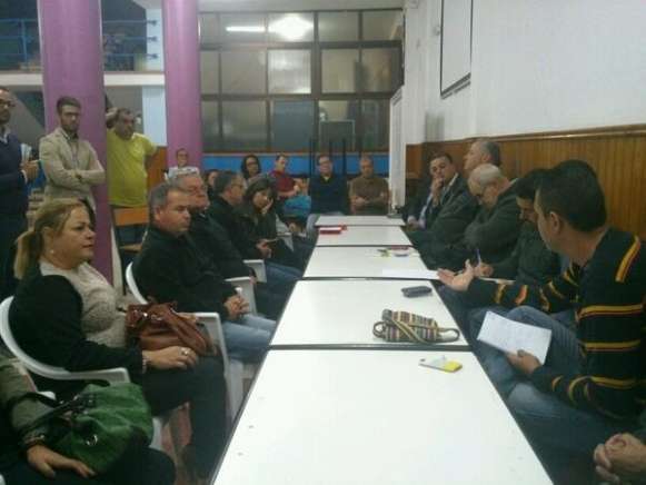 Momento de la reunión de esta noche en el local de la AV La Concepción (Foto TA)