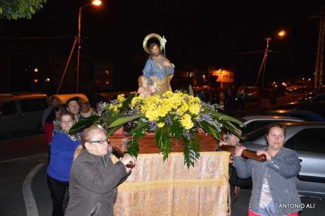 Momento de la procesión de esta noche en San José de Las Longueras (Foto Antonio Alí)