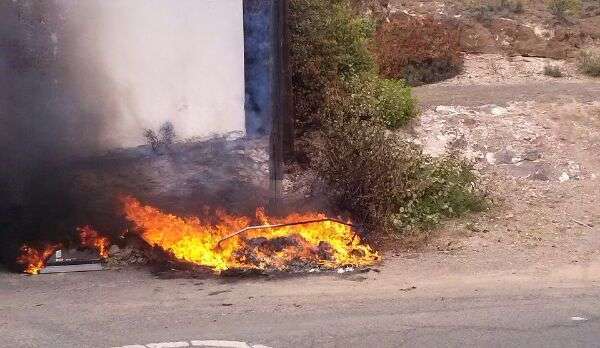 Las llamas acabaron con el contenedor (Foto Antonio Alí)