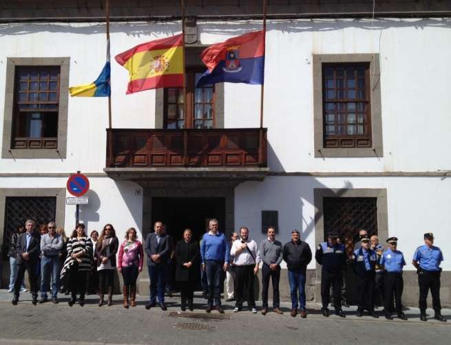 Autoridades y trabajadores municipales este martes durante el minuto de silencio. (Foto TA)
