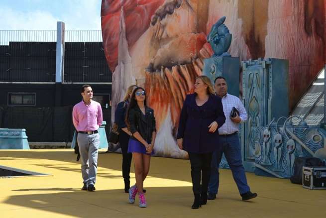 Salma en el escenario del Carnaval junto a sus familiares, la alcaldesa y el edil de Festejos (Foto TA)